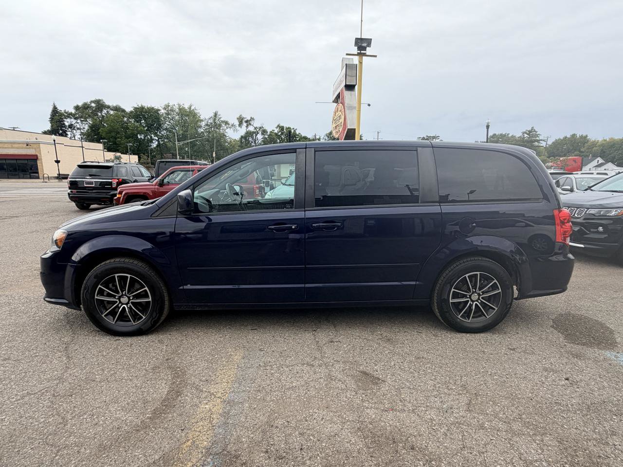 Used 2015 Dodge Grand Caravan R/T w/ Driver Convenience Group FWD image 2
