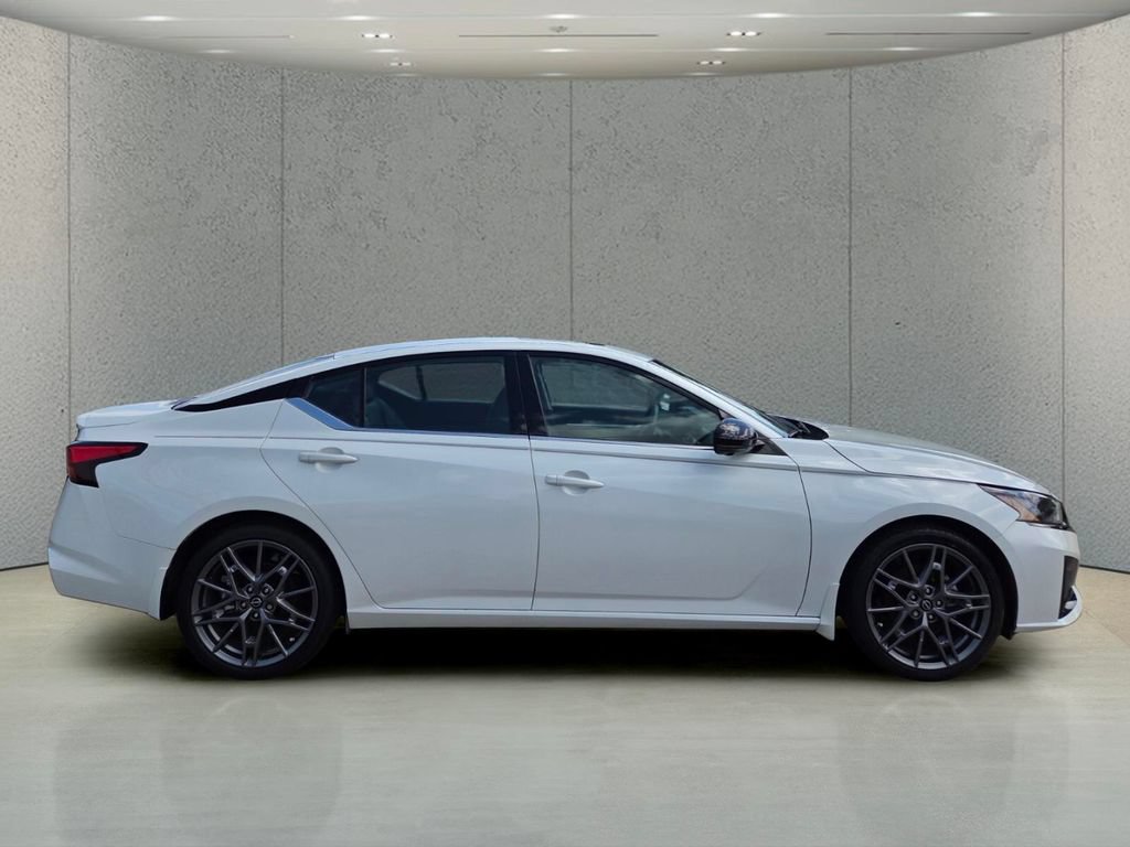 Used 2024 Nissan Altima 2.0 SR FWD image 6