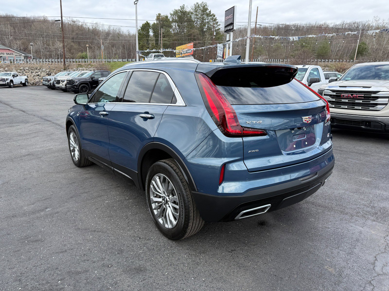 Used 2024 Cadillac XT4 Premium Luxury image 3