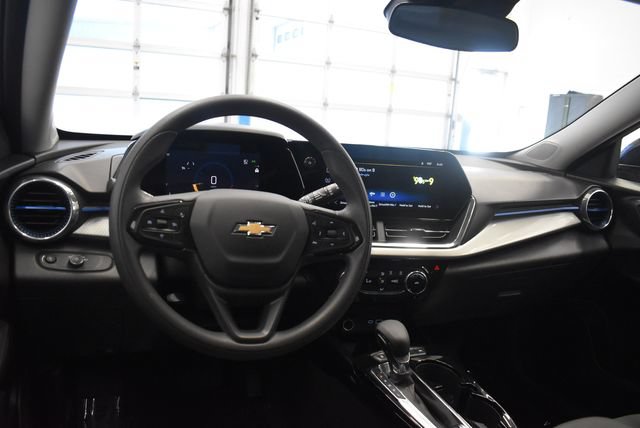 Used 2025 Chevrolet Trax LT FWD image 23