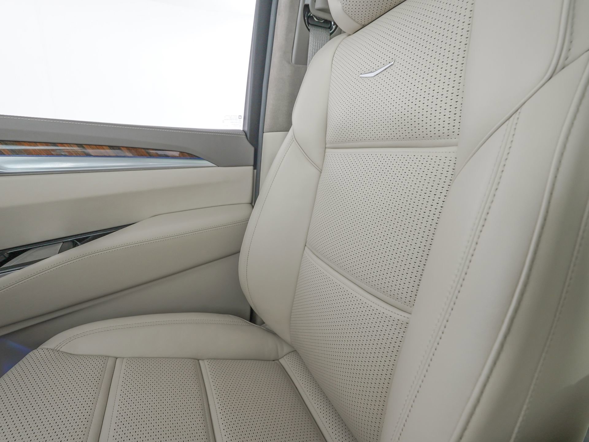 Used 2026 Cadillac Escalade Platinum Sport w/ LPO, Floor Liner Package AWD/4WD image 31