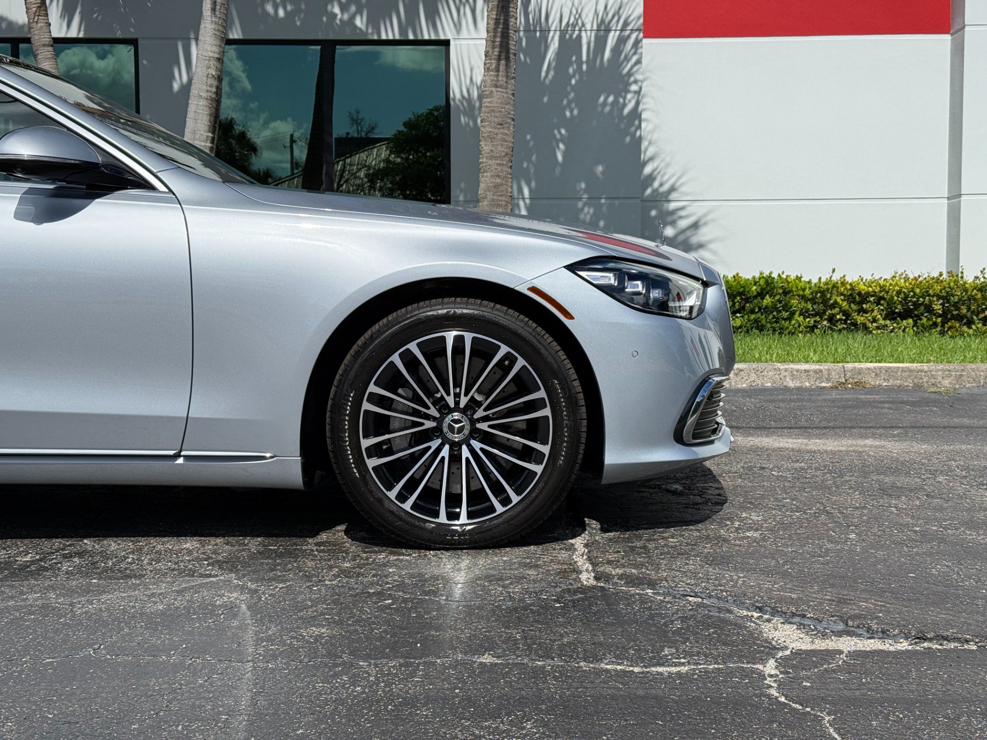 Used 2023 Mercedes-Benz S 580e 4MATIC Sedan image 3