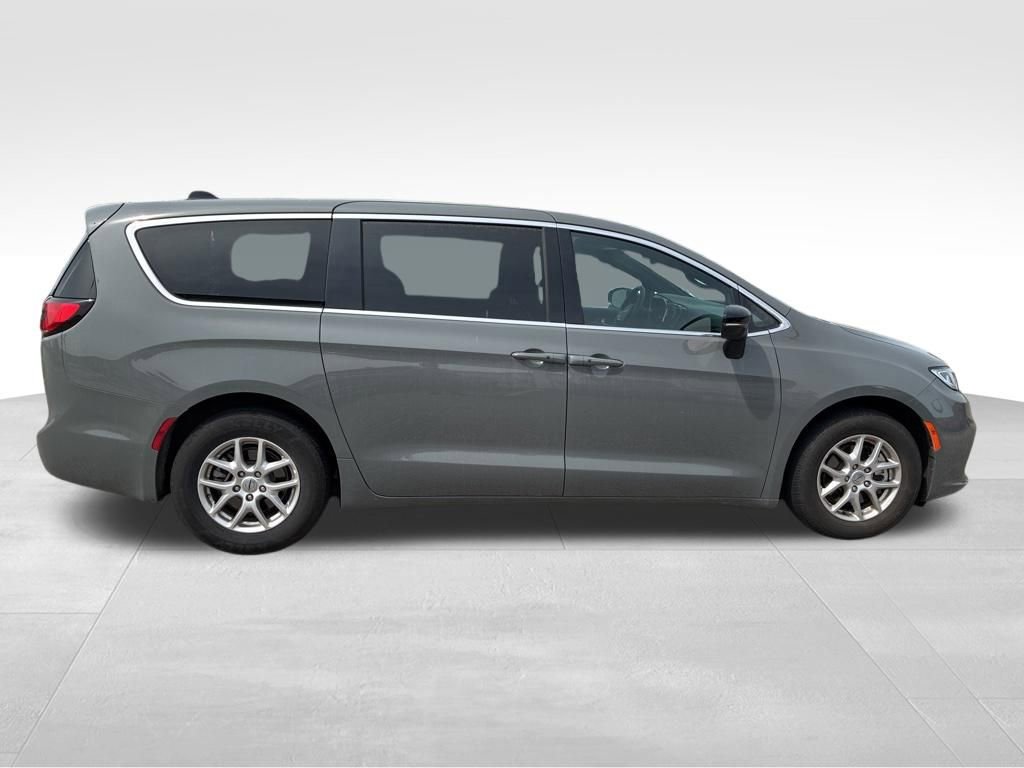 Used 2025 Chrysler Pacifica Select image 7