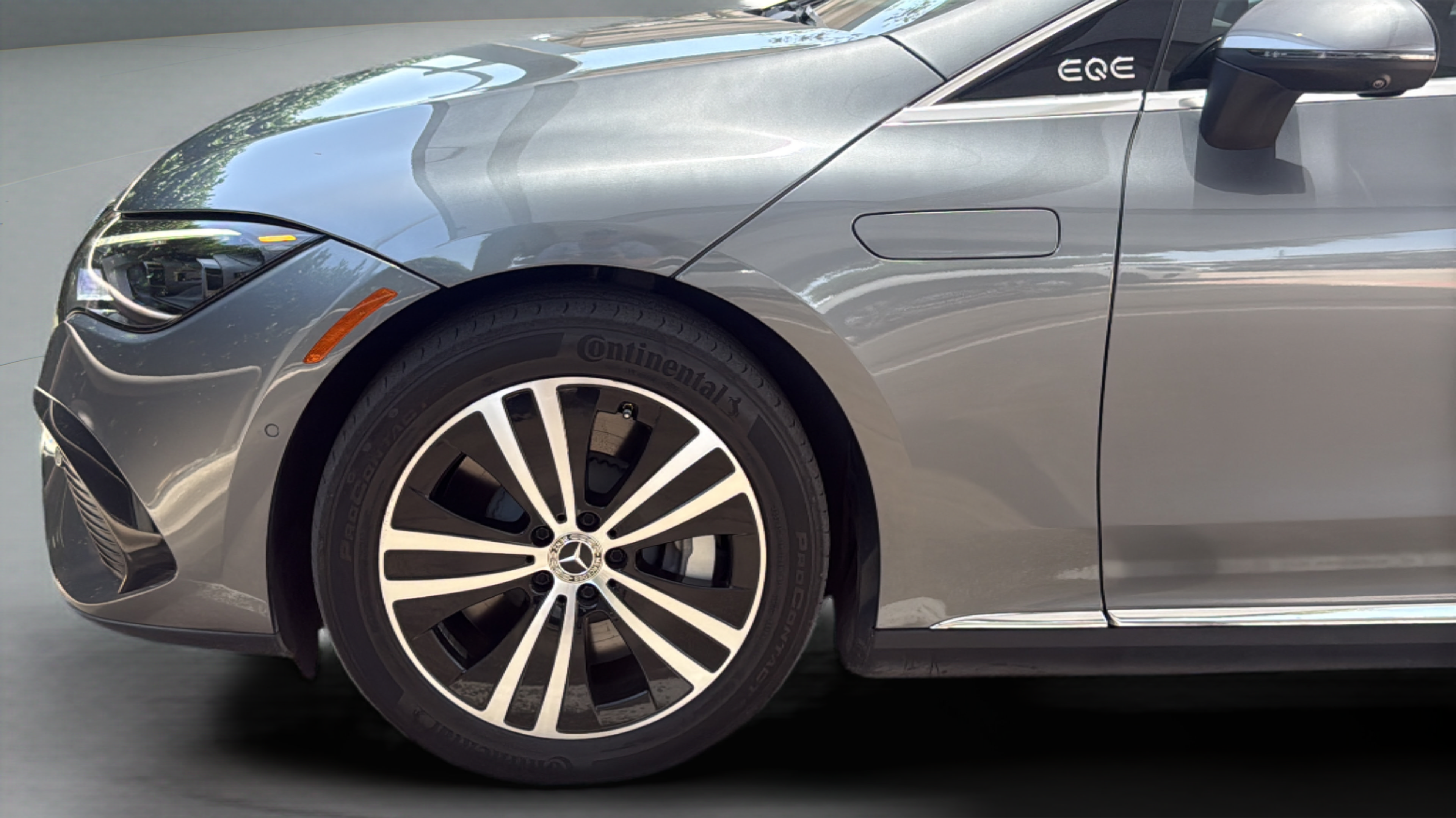Used 2023 Mercedes-Benz EQE 500 4MATIC Sedan w/ Exclusive Trim Package image 32