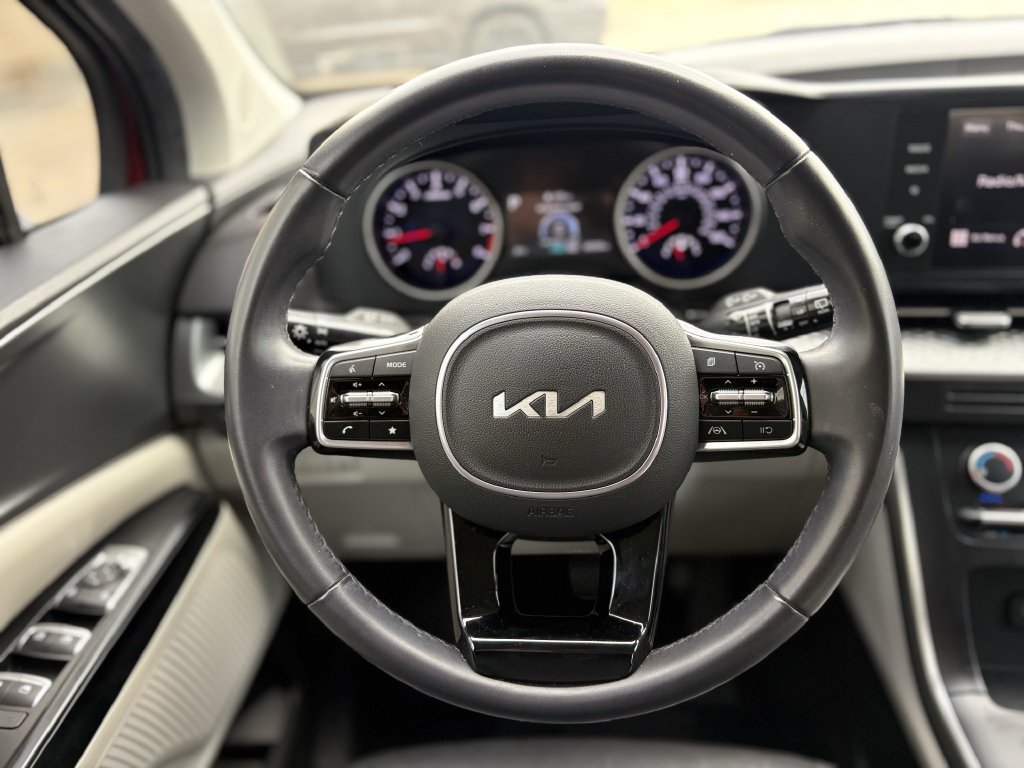 Used 2024 Kia Carnival LX FWD image 15