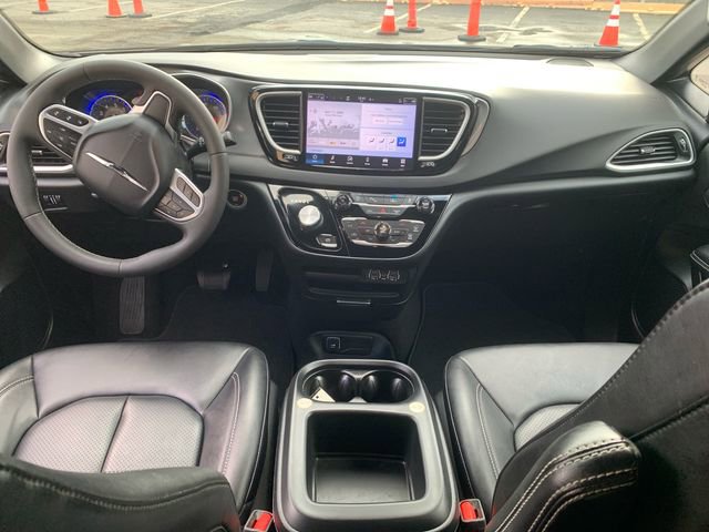 Used 2025 Chrysler Pacifica Select image 18