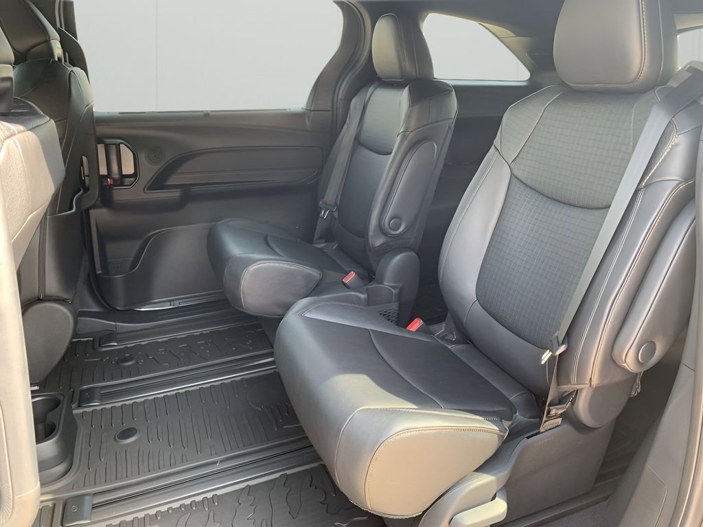Used 2025 Toyota Sienna XLE Woodland Edition image 12