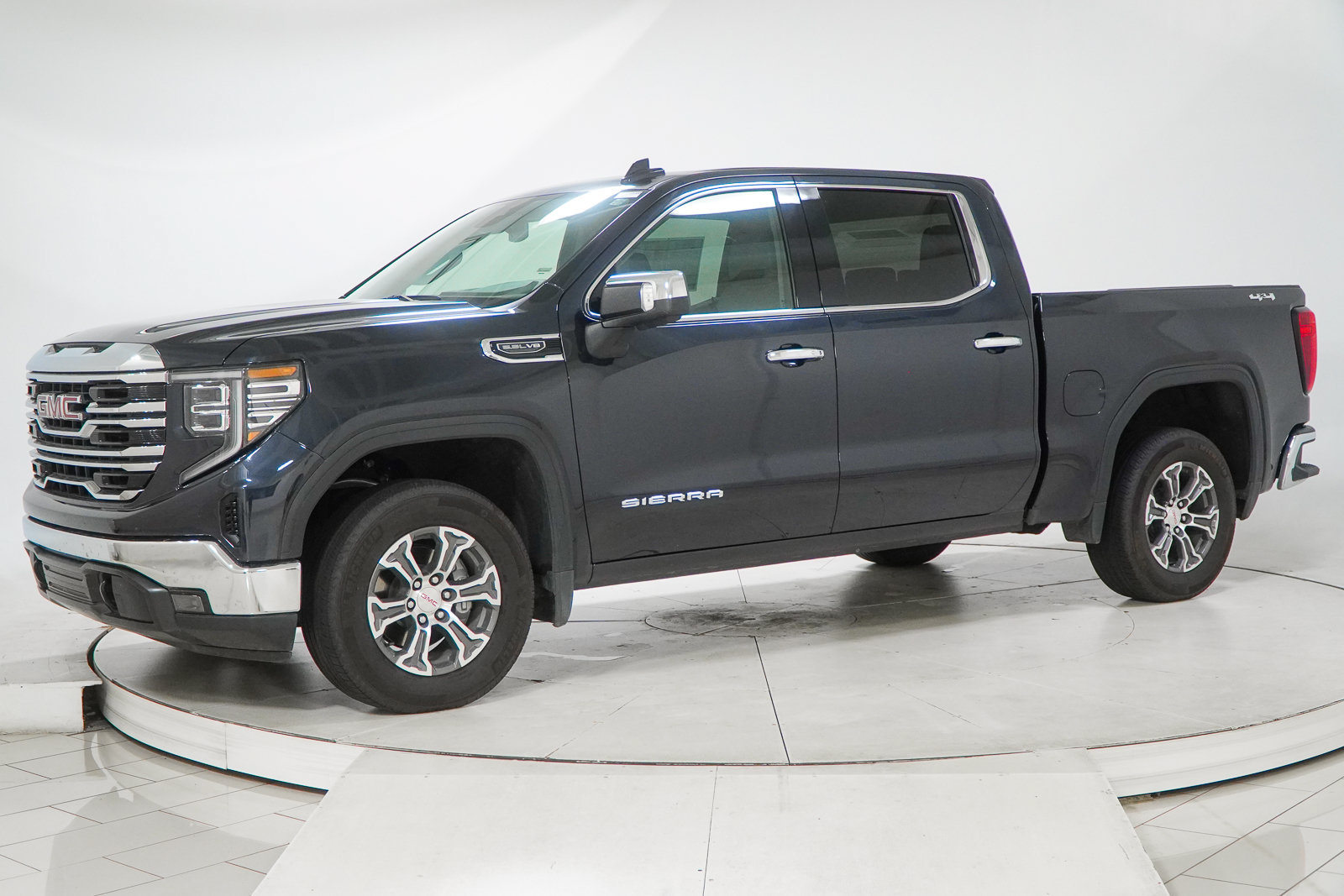 Used 2026 GMC Sierra 1500 SLT AWD/4WD image 3