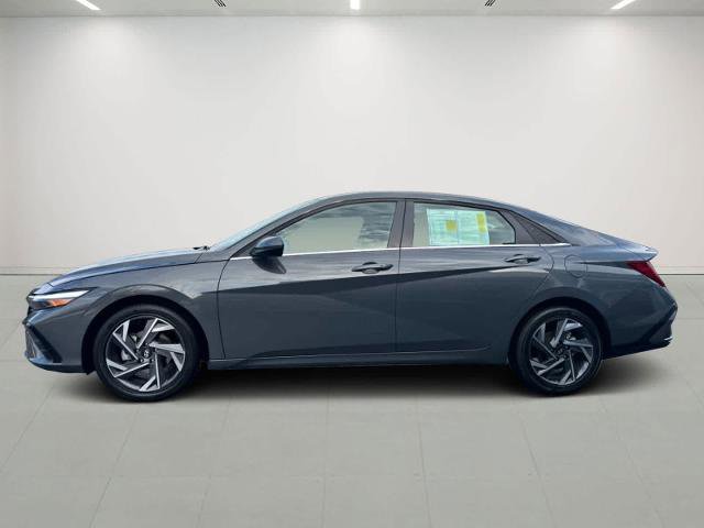 Used 2025 Hyundai Elantra SEL image 3