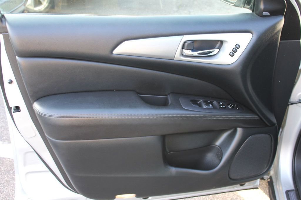 Used 2020 Nissan Pathfinder SL image 19