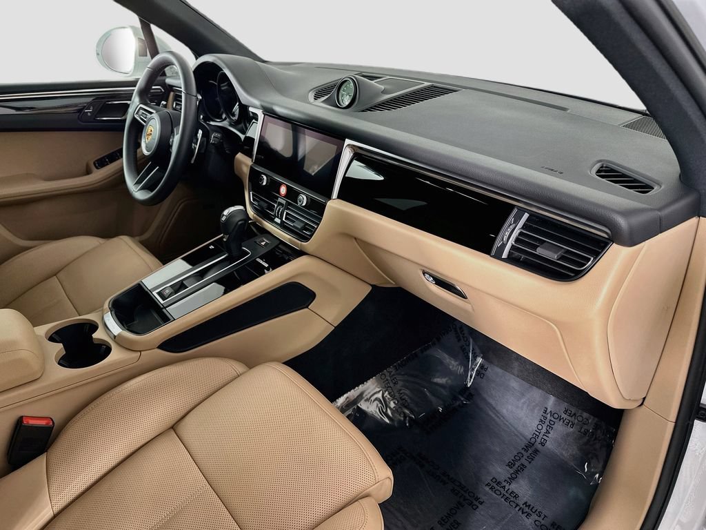 Certified 2026 Porsche Macan AWD/4WD image 32