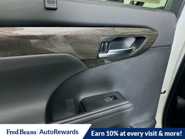 New 2026 Toyota Highlander Platinum image 25