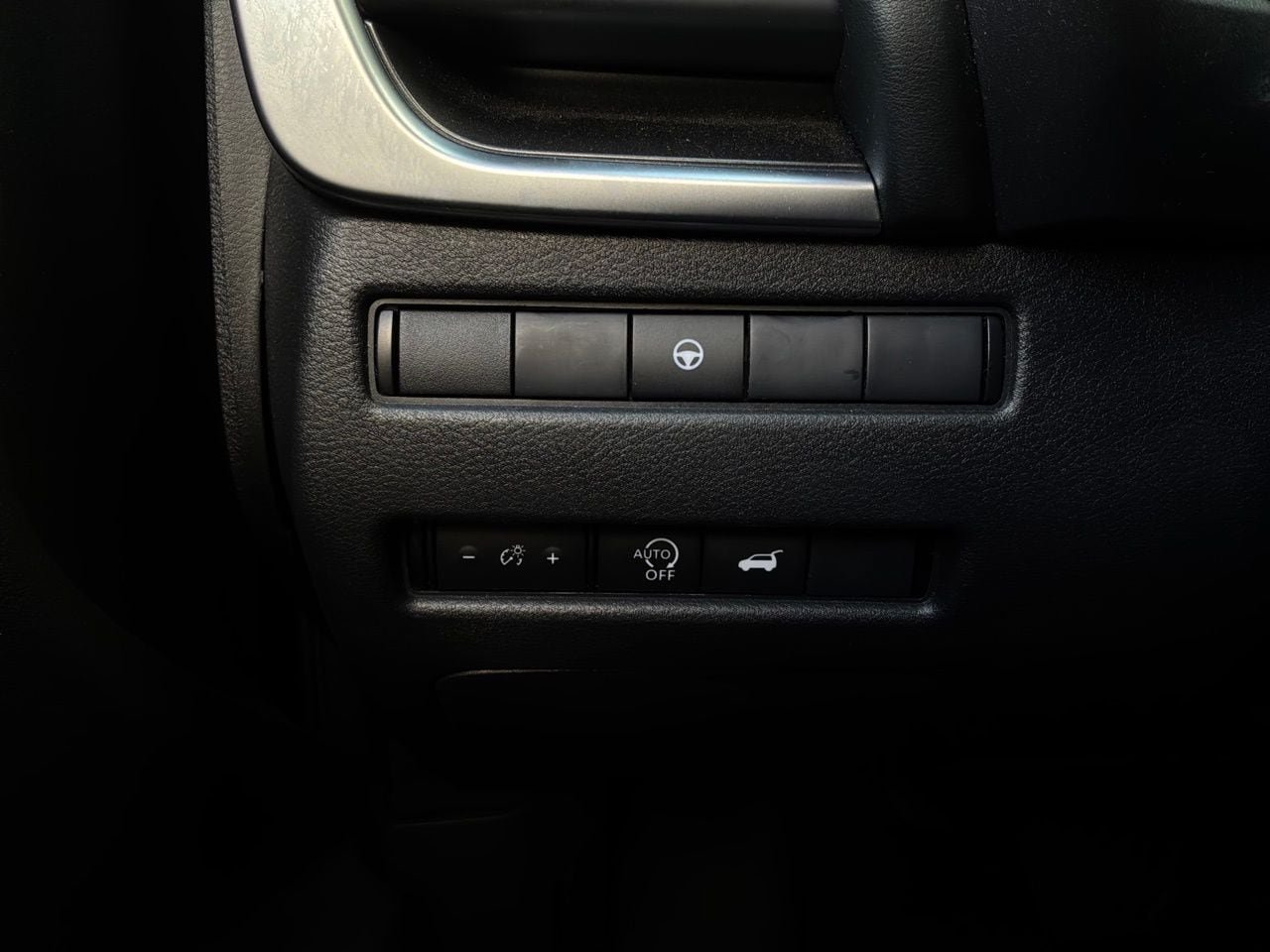 Used 2025 Nissan Rogue SV FWD image 24