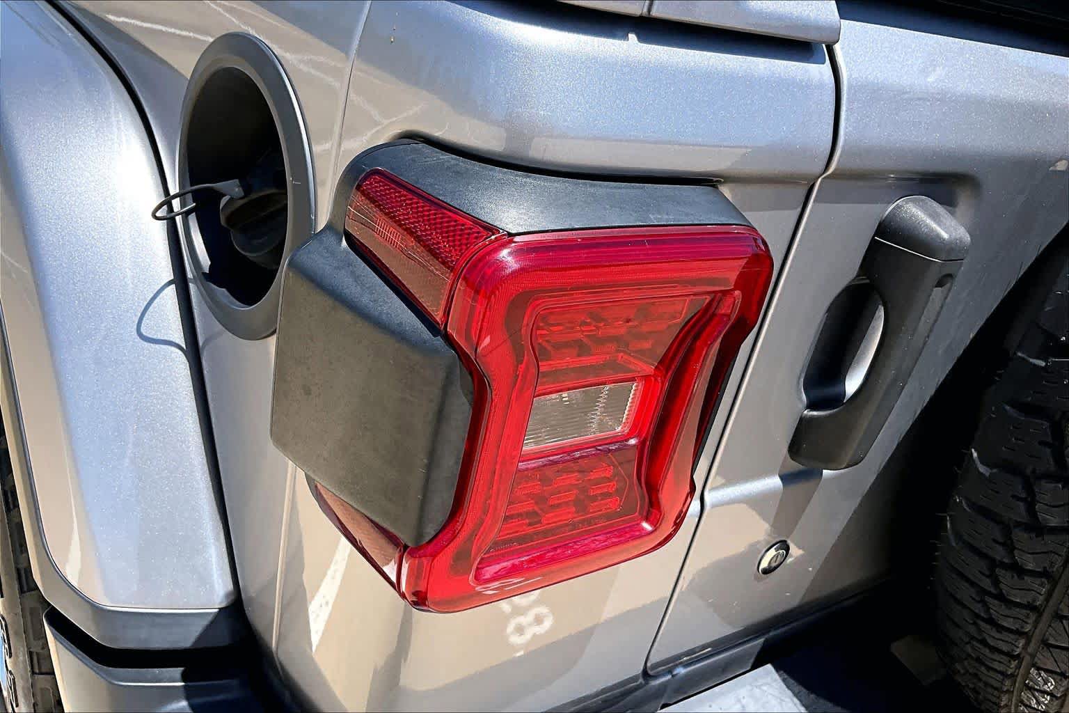 Used 2018 Jeep Wrangler Unlimited Sahara AWD/4WD image 29