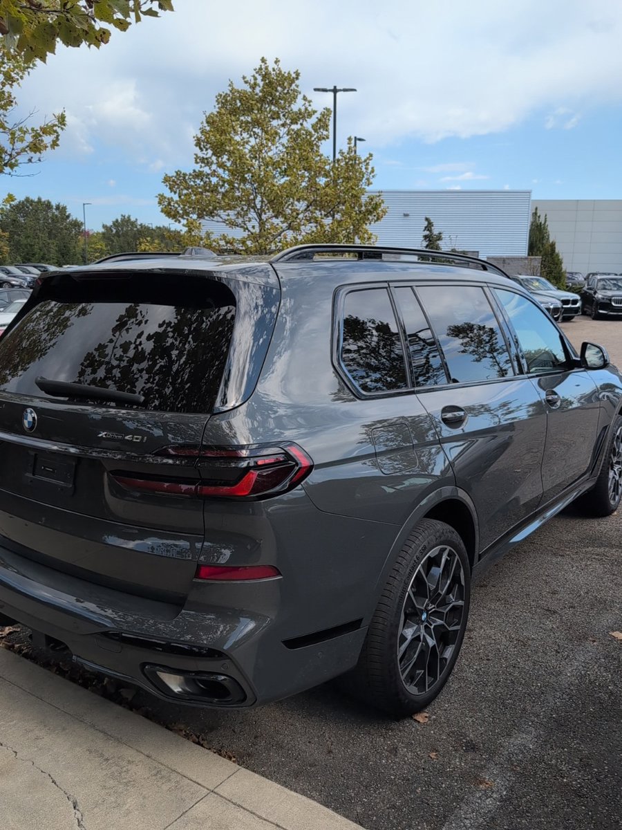 Used 2024 BMW X7 xDrive40i w/ M Sport Package AWD/4WD image 4