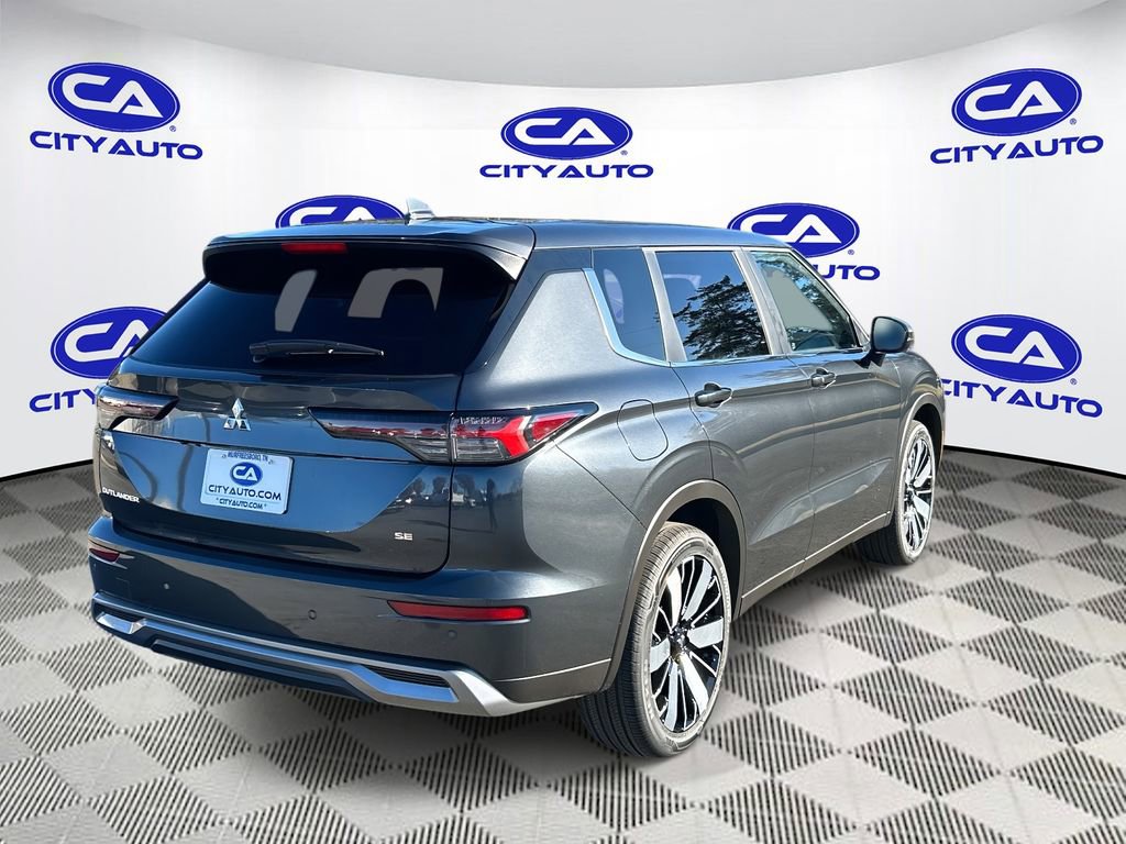 New 2025 Mitsubishi Outlander SE image 3