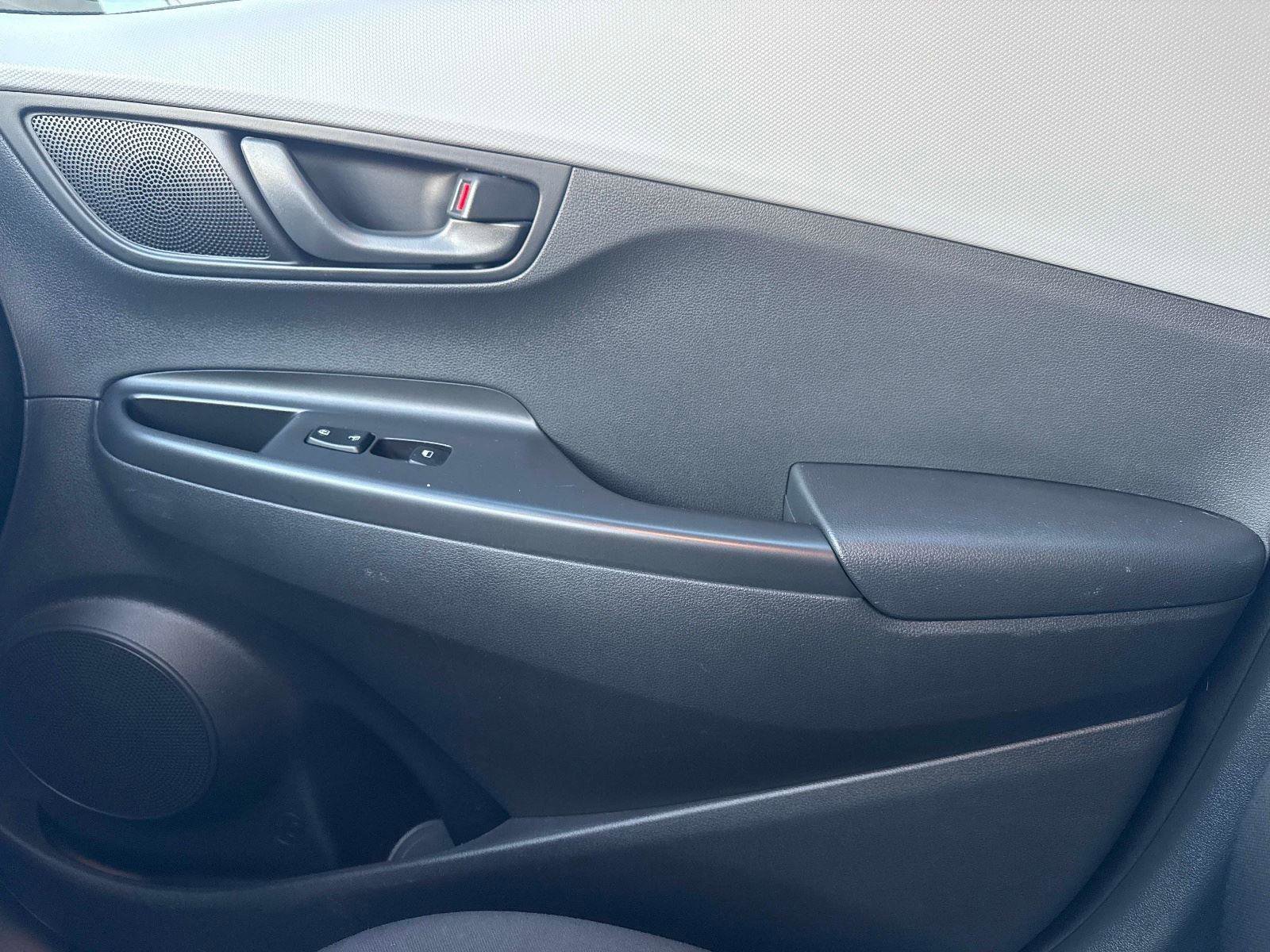 Used 2021 Hyundai Kona SE w/ Cargo Package image 21