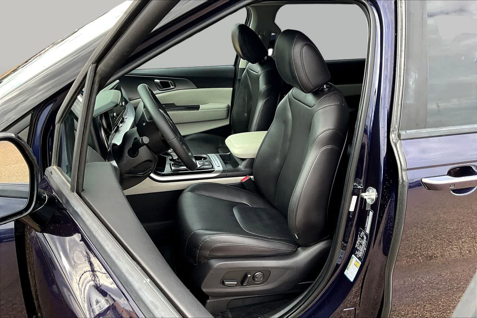Used 2024 Kia Carnival LX FWD image 8