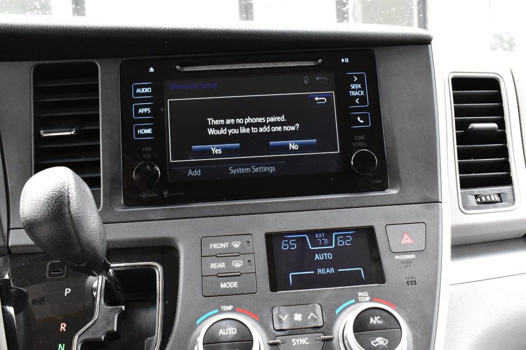 Used 2015 Toyota Sienna LE FWD image 38