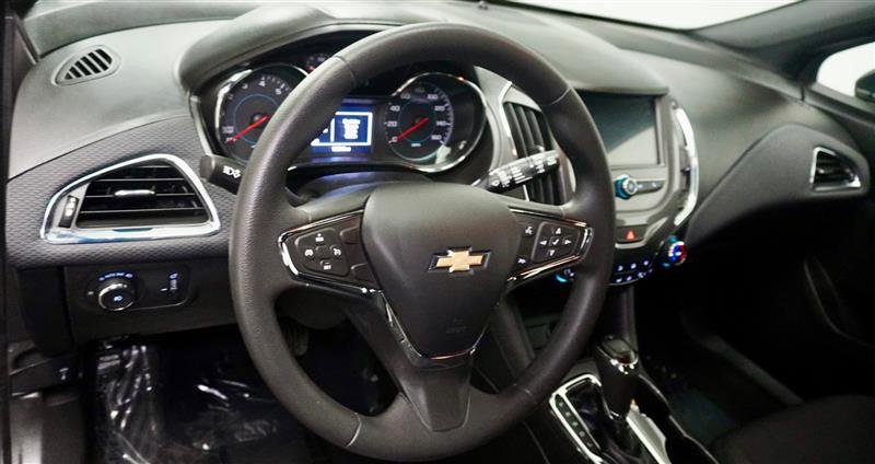 Used 2018 Chevrolet Cruze LT w/ Convenience Package FWD image 11