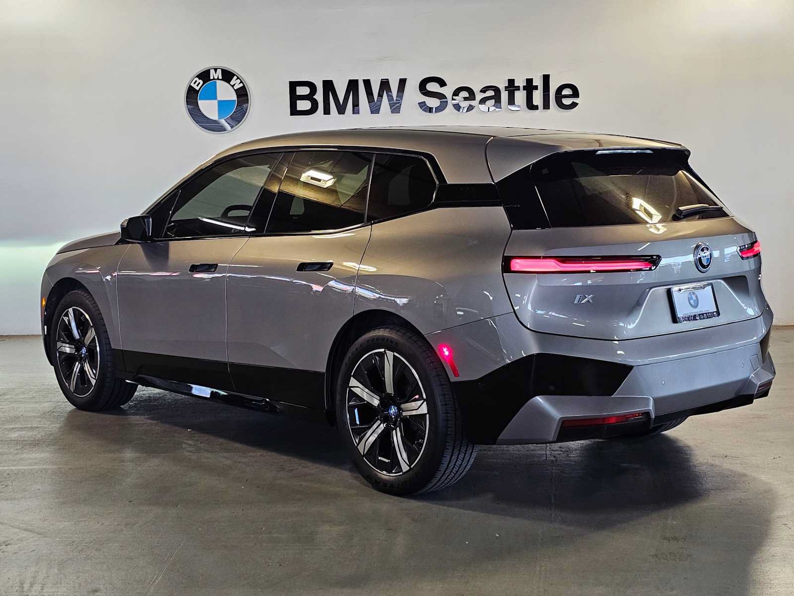 Used 2025 BMW iX xDrive50 w/ Sport Package AWD/4WD image 4