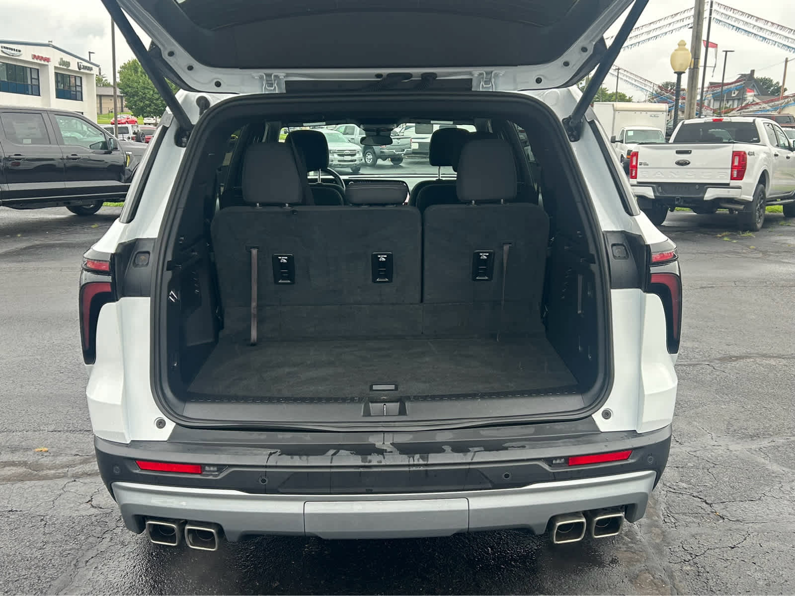 Used 2025 Chevrolet Traverse LT image 6