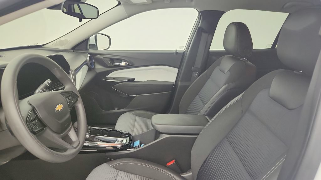 Certified 2025 Chevrolet Trax LT FWD image 14