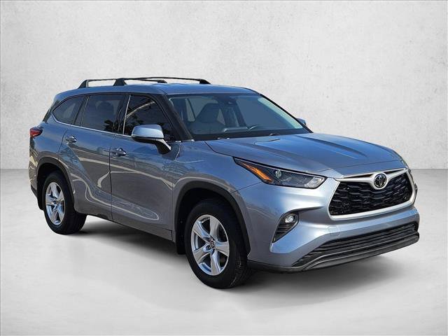 Used 2022 Toyota Highlander LE AWD/4WD image 3