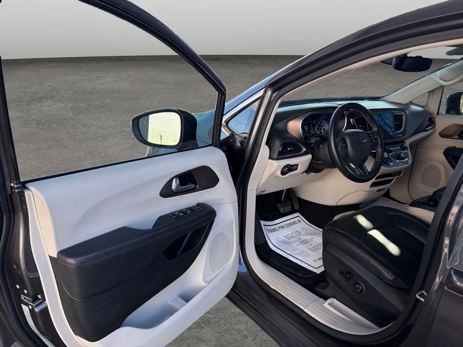 Used 2017 Chrysler Pacifica Touring-L Plus image 9