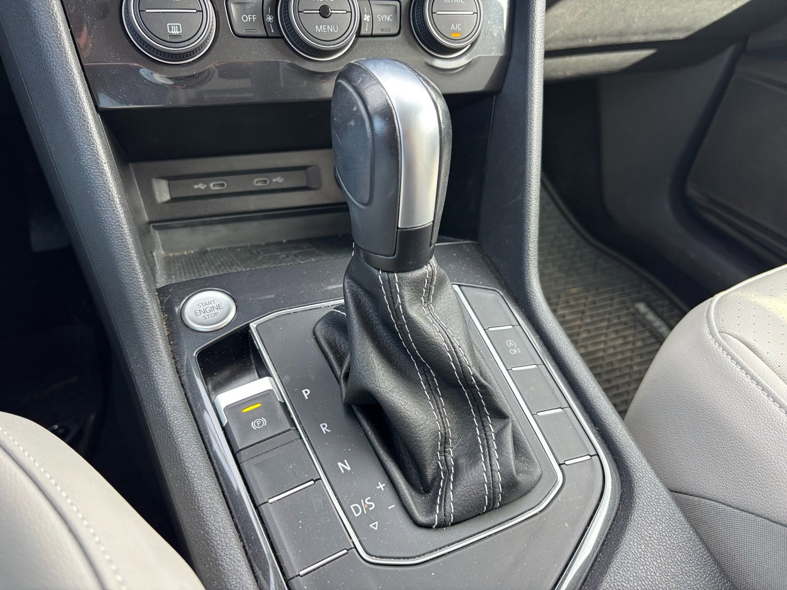 Used 2021 Volkswagen Tiguan SE image 11