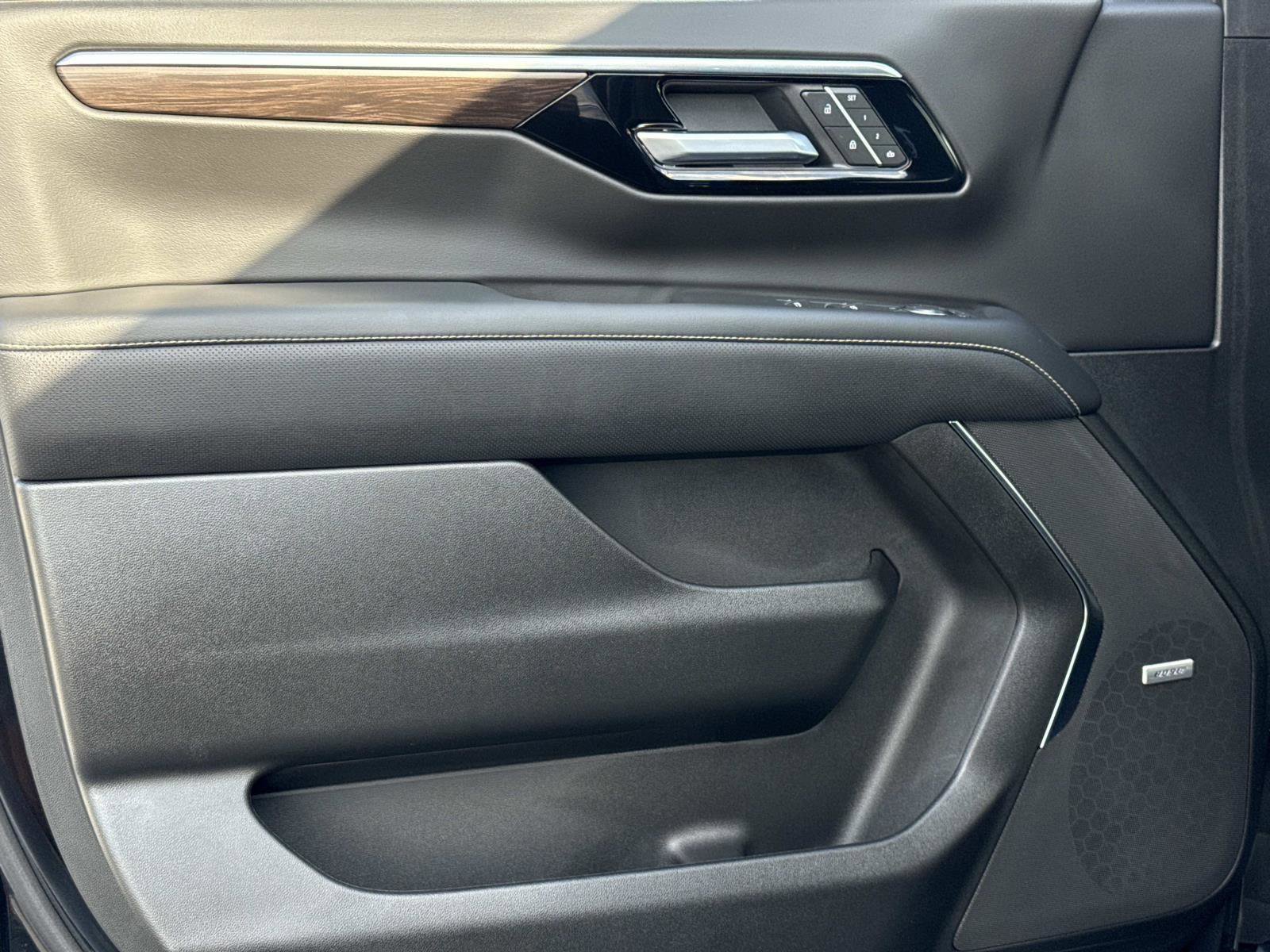 New 2026 Chevrolet Suburban Premier image 8