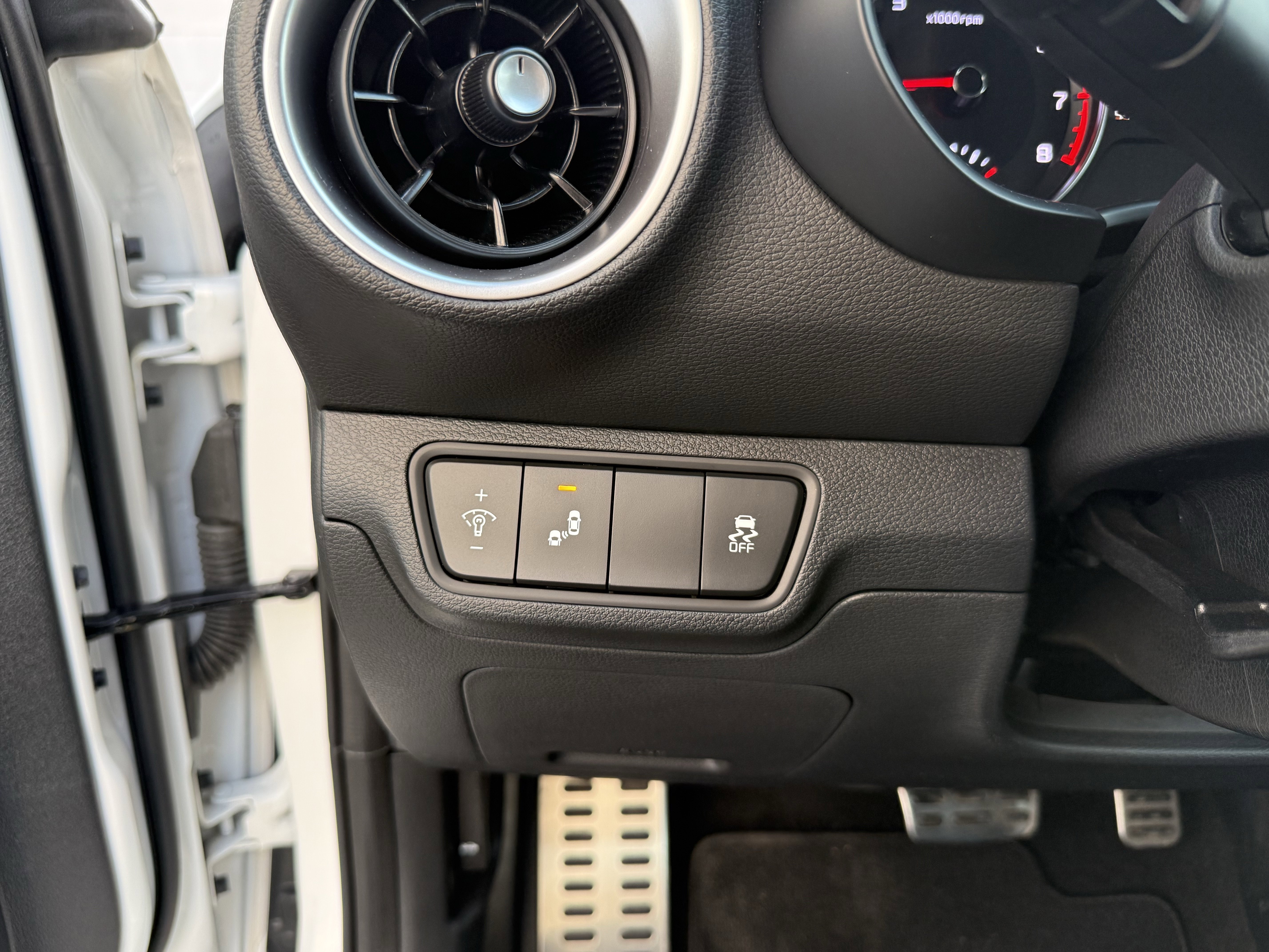 Used 2024 Kia Forte GT-Line w/ GT-Line Premium Package image 11