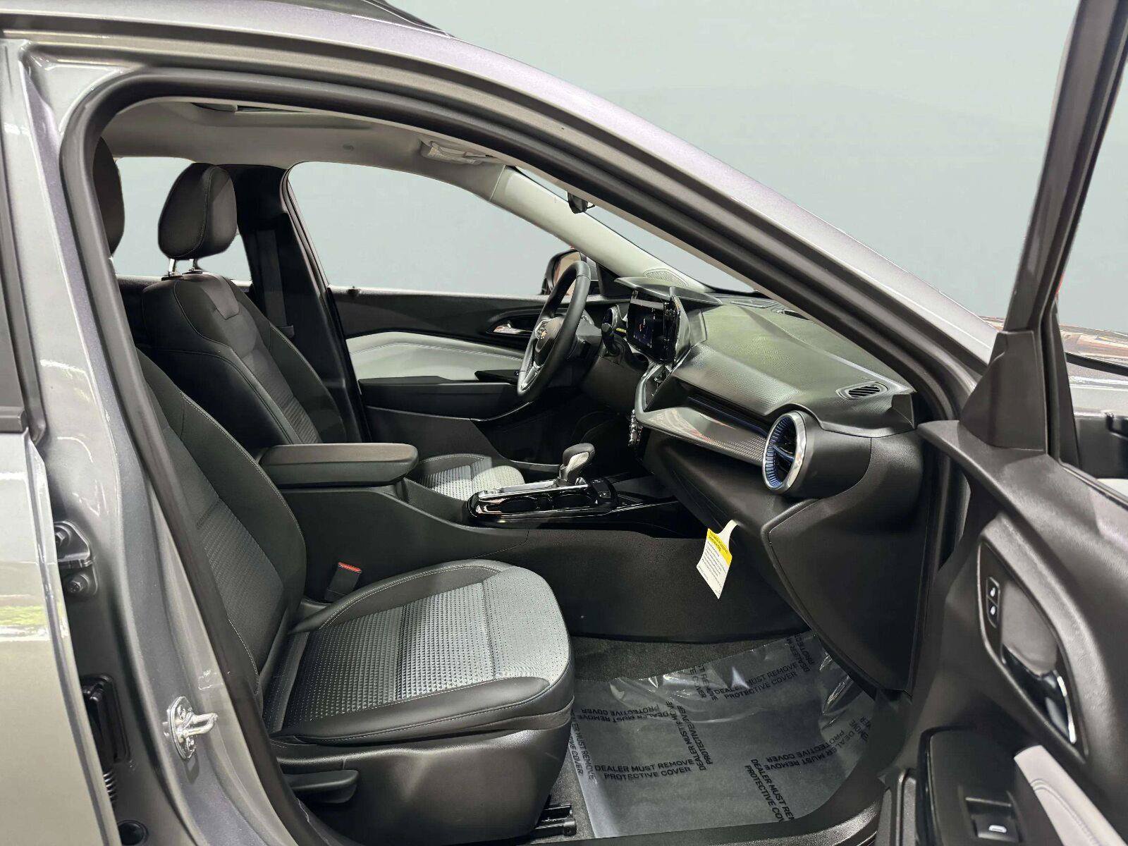 Used 2025 Chevrolet Trax LT w/ Sunroof Package FWD image 36