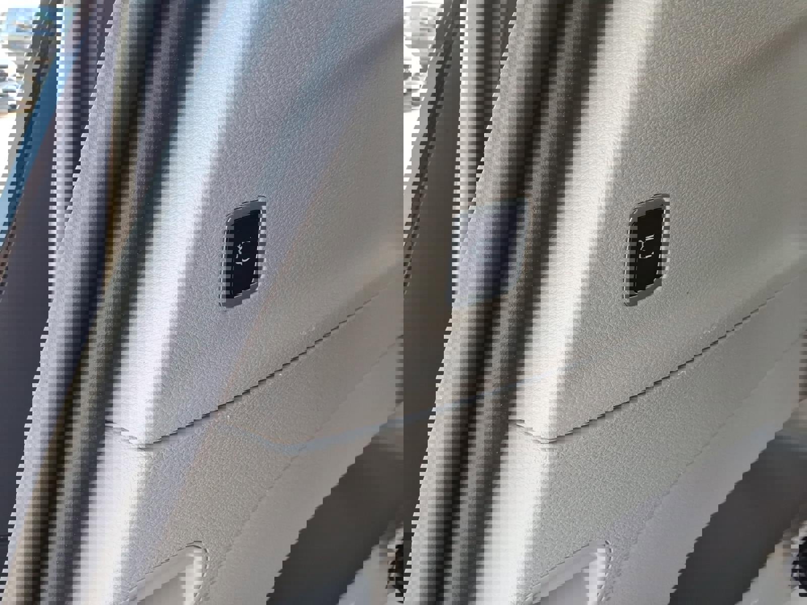 Used 2023 Chrysler Voyager LX image 19