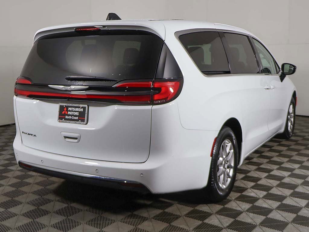 Used 2024 Chrysler Pacifica Touring-L image 10
