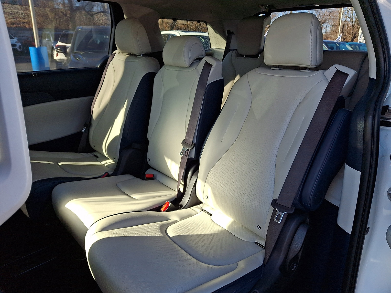 Certified 2025 Kia Carnival EX image 7