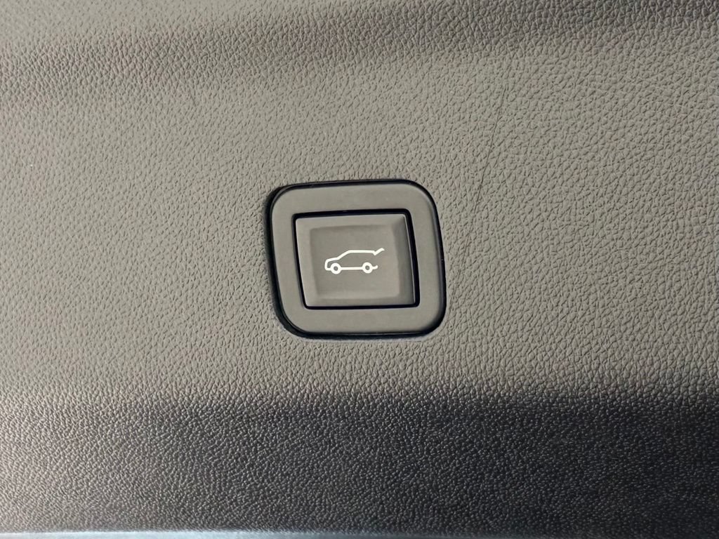 Used 2023 GMC Yukon AT4 w/ AT4 Premium Package AWD/4WD image 11