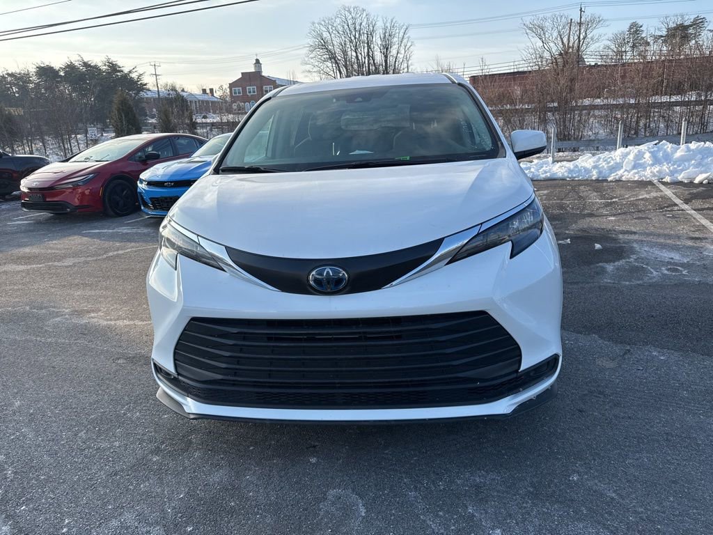 Used 2024 Toyota Sienna LE image 9