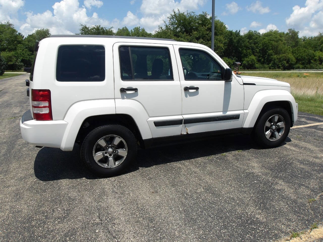 Used 2009 Jeep Liberty Sport image 11