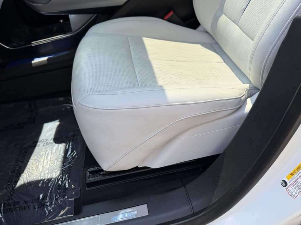 Used 2024 Cadillac Lyriq Luxury w/ LPO, Floor Liner Package AWD/4WD image 15