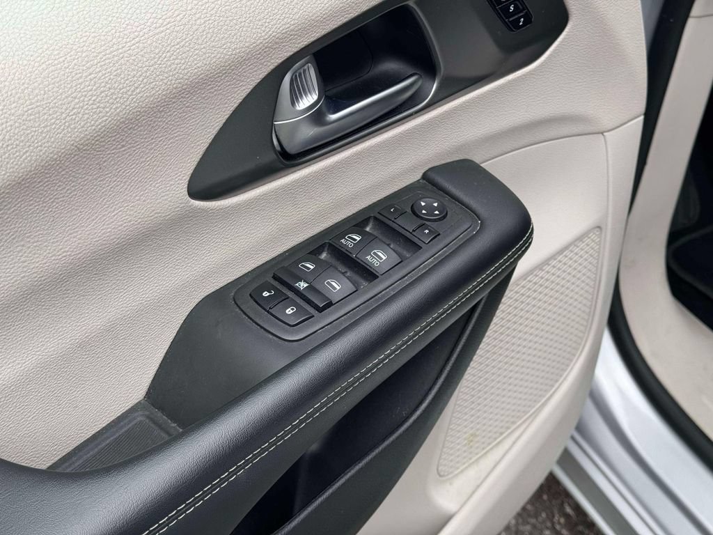 Used 2023 Chrysler Pacifica Touring-L FWD image 19