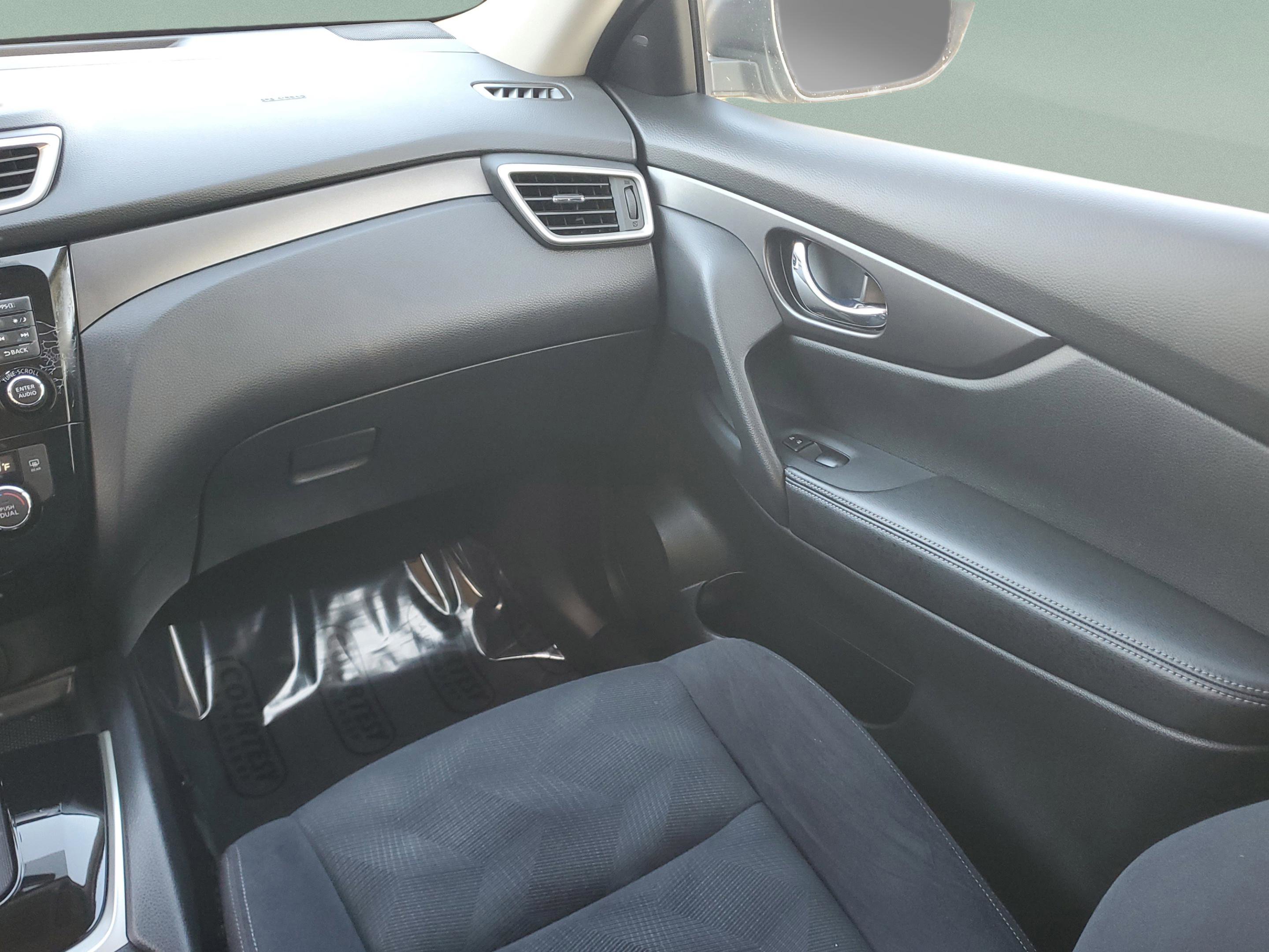 Used 2016 Nissan Rogue SV w/ SV Premium Package image 15