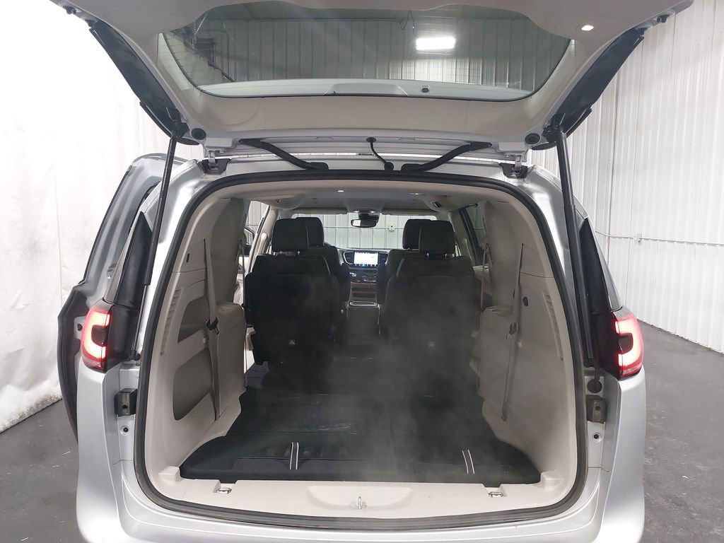 Used 2024 Chrysler Pacifica Touring-L image 14