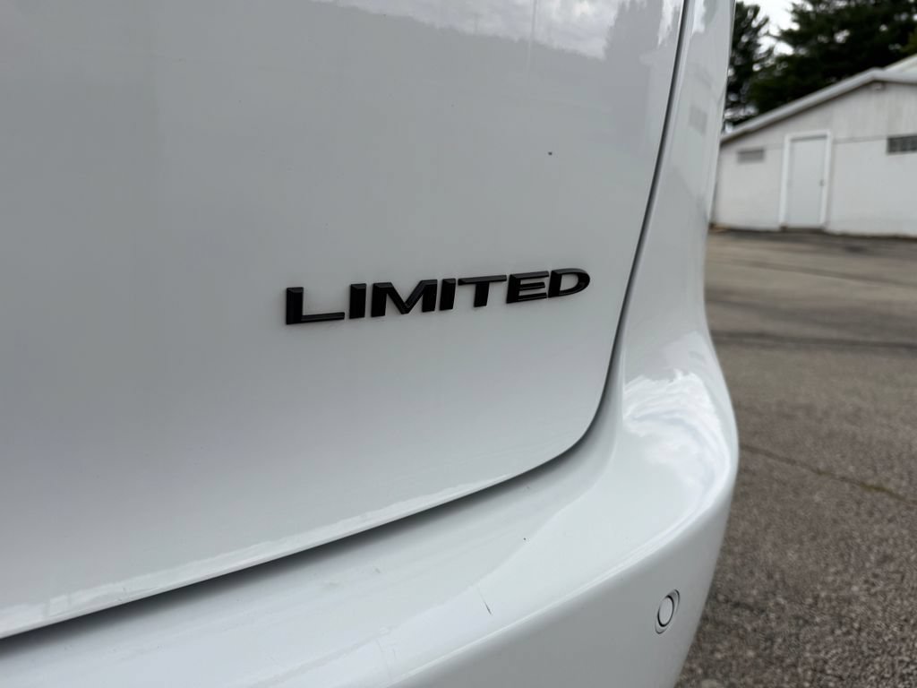 Used 2025 Chrysler Pacifica Limited FWD image 40
