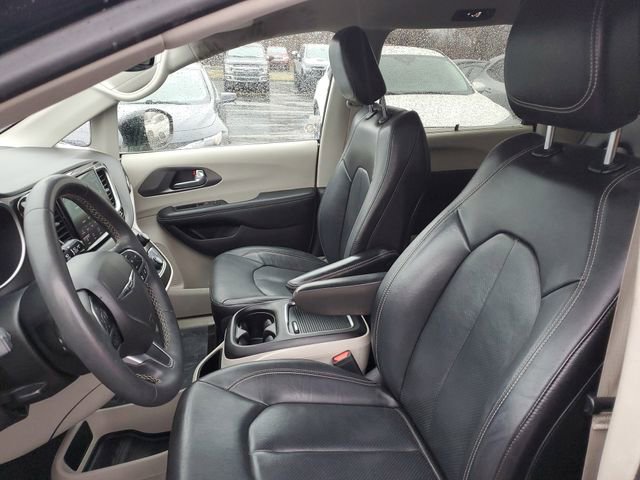 Used 2022 Chrysler Pacifica Touring-L image 5