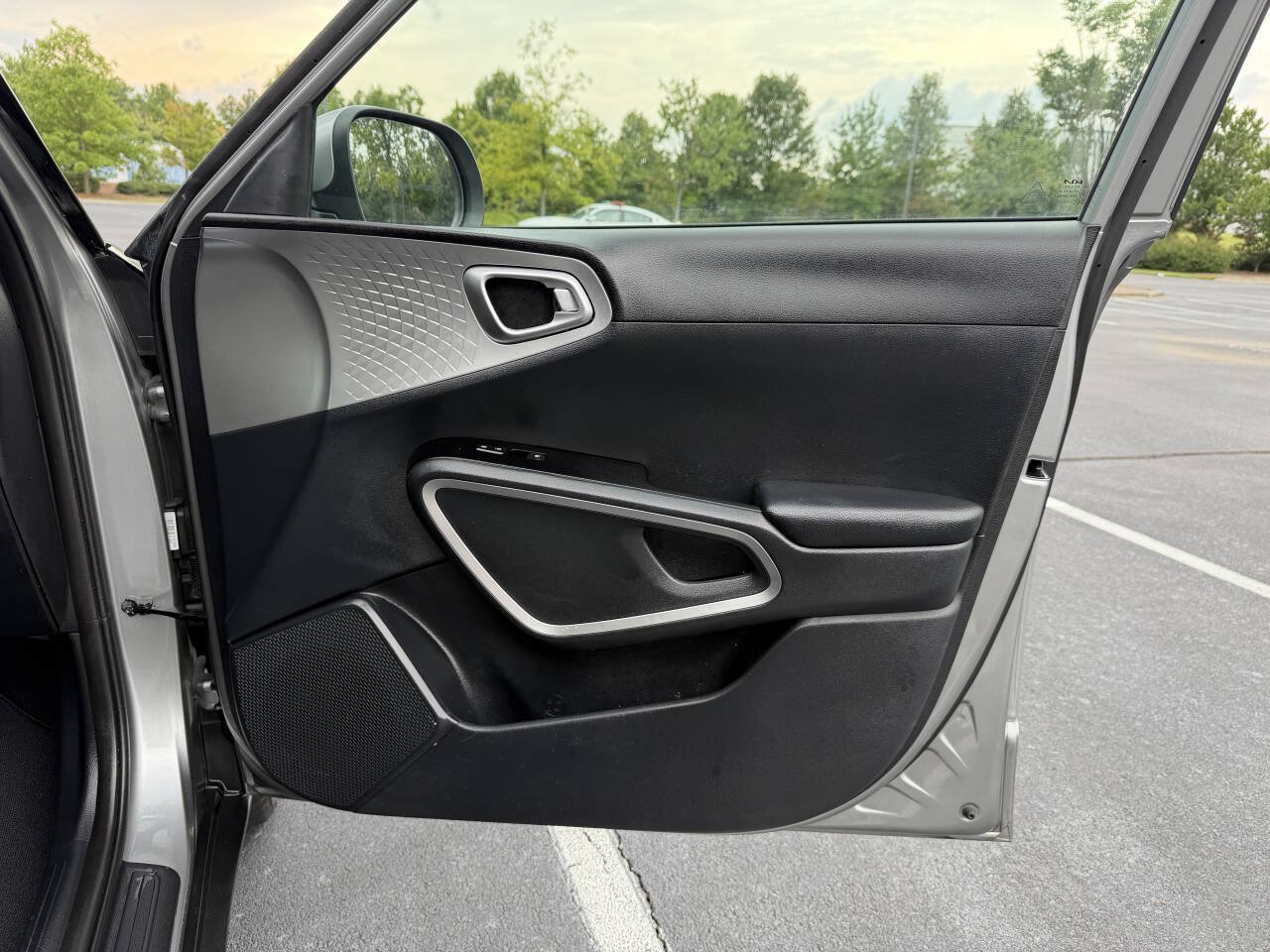 Used 2023 Kia Soul LX w/ LX Technology Package FWD image 17