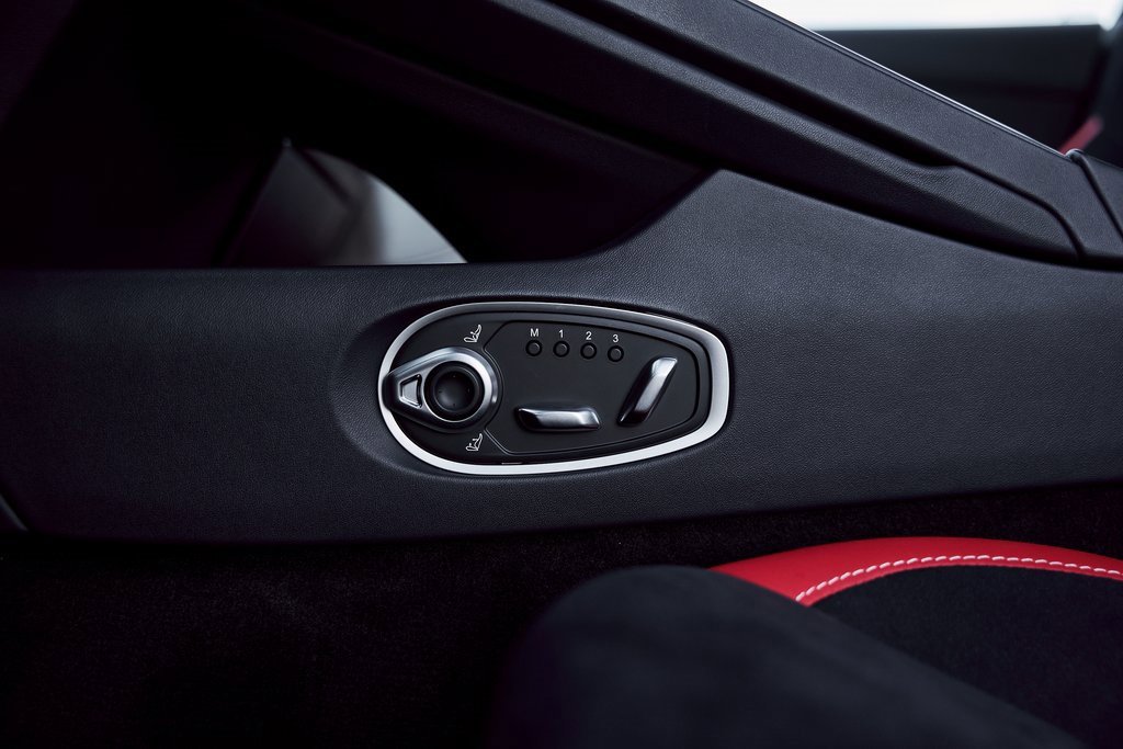 Used 2024 Aston Martin DB12 image 31