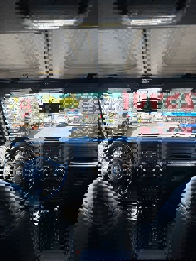 Used 2018 Jeep Wrangler Rubicon w/ Power Convenience Group image 11