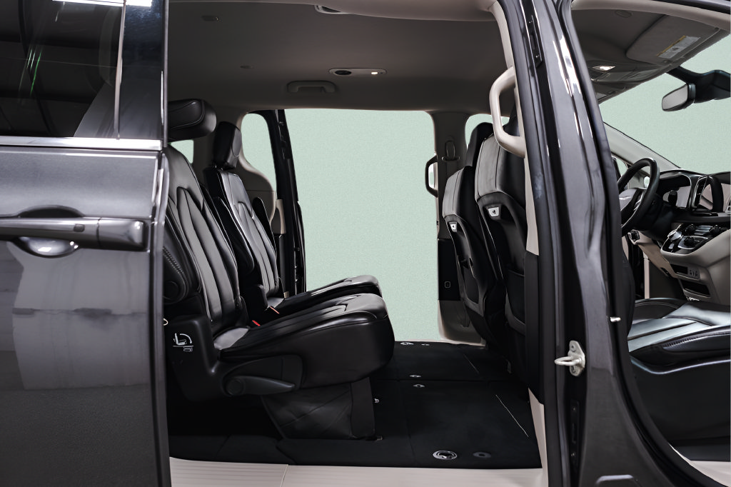 Used 2023 Chrysler Pacifica Touring-L FWD image 36