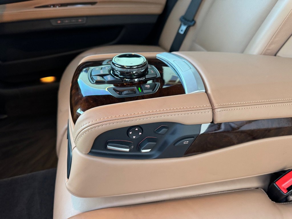 Used 2015 BMW 750Li xDrive image 31